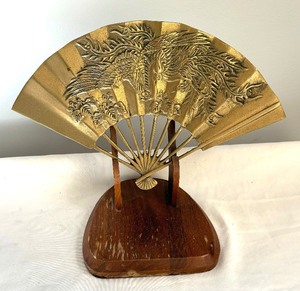 lot 143 image: Beautiful Brass Enesco Fan Decor with Wooden Stand