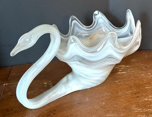 lot 162 image: Vintage Mid Century Hand Blown Art Glass Swan Decorative Figurine