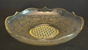 lot 230 image: Lovely Yellow Depression Glass Platter