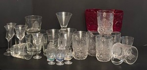 lot 193 image: Variety of Vintage Glassware