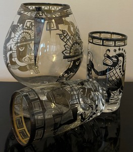 lot 110 image: Mid Century Smile Glass Mayan, Peru Pitcher and Glasses