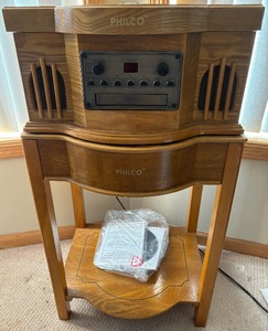 lot 48 image: Fun Philco Turntable, CD, Cassette and Radio
