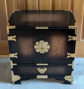 lot 14 image: Vintage Chinoiserie Style Side Table
