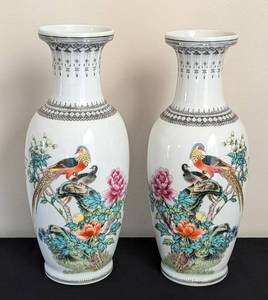 lot 28 image: Pair of Chinese Porcelain Vases