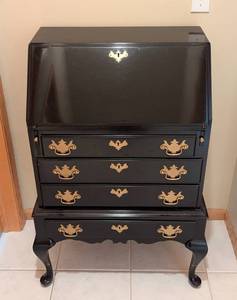 lot 32 image: Petite Vintage Mahogany Secretary