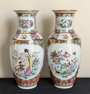 lot 122 image: Pair of Porcelain Chinese Vases