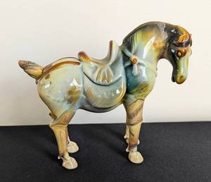 lot 124 image: Glass Dynasty Style Horse Figurine