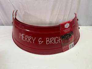 lot 5 image: 27 Metal Christmas Tree Collar-Merry & Bright
