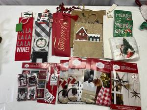 lot 17 image: Gift Bags,Wine Bags, Gift Tags, Bike Bags, Napkins, Jumbo Paper Stars