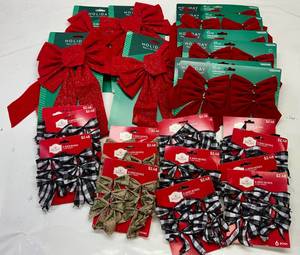 lot 18 image: Assortment of Bows