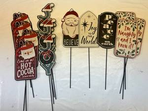 lot 19 image: Christmas Picks