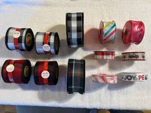 lot 52 image: Christmas Ribbon-wired