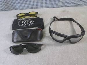 lot 24 image: (EC1) Ray-Ban Sunglasses with Case,...