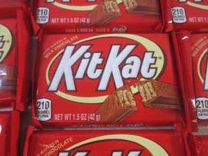 lot 347 image: (B-1) 12 Kit Kat Candy Bars Past Da...