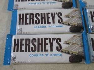 lot 349 image: (B-3) 12 Hersheys Cookie N Creme Ca...