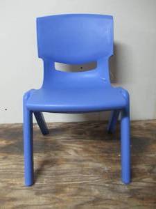 lot 200 image: Flash Furniture Modern Kids Accent Chair-Purple