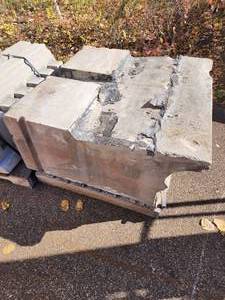 lot 31 image: Architectural stone element (pallet #2)