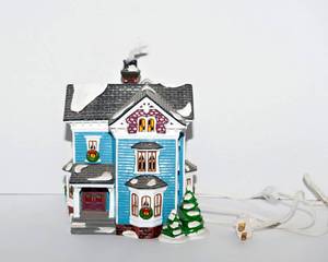 lot 261 image: Department 56 Glenhaven House The Original Snow Village