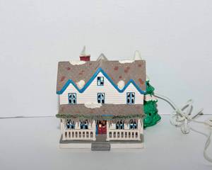 lot 262 image: Department 56 Farm House #5089-0 The Original Snow Village