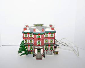 lot 264 image: Department 56 Old Chelsea Mansion The Original Snow Village
