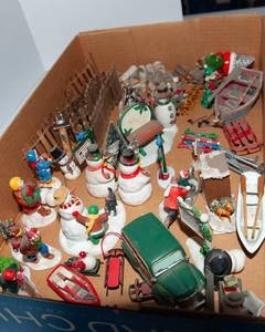 lot 322 image: Christmas Village Accessories