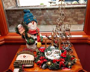 lot 333 image: Miscellaneous Holiday Decor