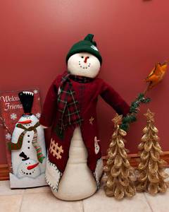 lot 274 image: Holiday Decor