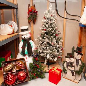 lot 355 image: Large Christmas Decor