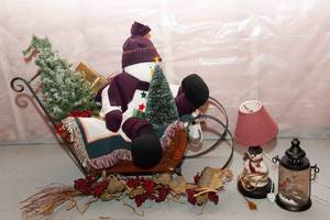lot 356 image: Cute Holiday Decor