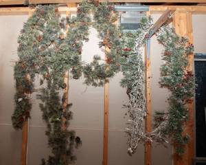 lot 359 image: Christmas garland