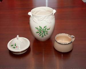 lot 376 image: Holiday by Lenox Cookie Jar