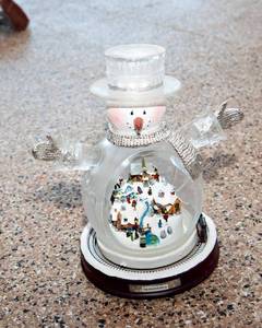 lot 379 image: Thomas Kinkade White Christmas Masterpiece Edition Crystal Snowman