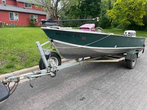 1984 Lund Boat Green