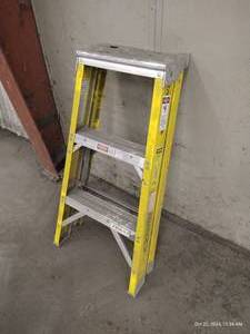 lot 5 image: Werner 3 Fiberglass Stepladder