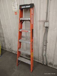 lot 7 image: Black & Decker 6 Fiberglass Stepladder