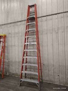 lot 9 image: Werner 12 Fiberglass Stepladder