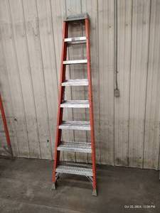 lot 33 image: Louisville 8 Fiberglass Stepladder