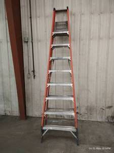 lot 39 image: Werner 10 Fiberglass Stepladder
