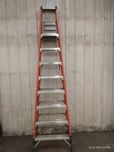 lot 69 image: Werner 10 Fiberglass Stepladder