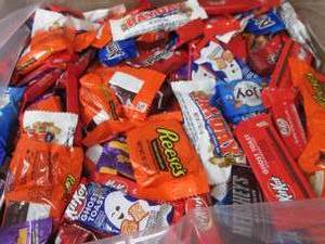 lot 25 image: 15 lb Assorted Snack Size Candy -in...