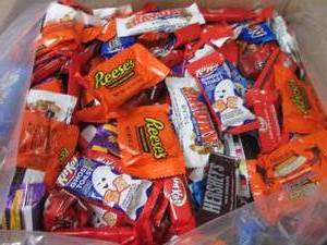 lot 26 image: 15 lb Assorted Snack Size Candy -in...