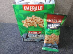 lot 49 image: 12- 1.25 oz Emerald Salt & Pepper C...