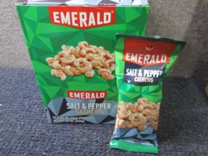 lot 51 image: 12- 1.25 oz Emerald Salt & Pepper C...