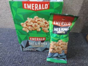 lot 52 image: 12- 1.25 oz Emerald Salt & Pepper C...