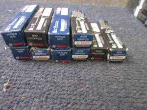 lot 384 image: 10 Assorted Bosch Spark Plugs...