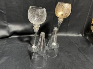 lot 2 image: Set of 4 Decorative Glass Goblets - Two Unique Styles