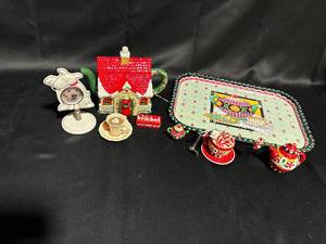 lot 15 image: Assortment of Holiday-Themed Kitchen Decor - 6 Pieces