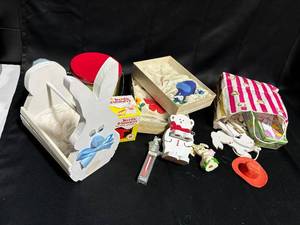 lot 16 image: Assortment of Decorative Easter and Spring-Themed Items