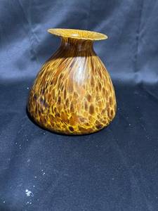lot 26 image: Stunning Vintage Art Glass Vase - Amber and Brown Swirl Design