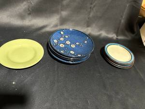 lot 27 image: Set of 8 Assorted Ceramic Plates - Decorative Floral and Solid Design